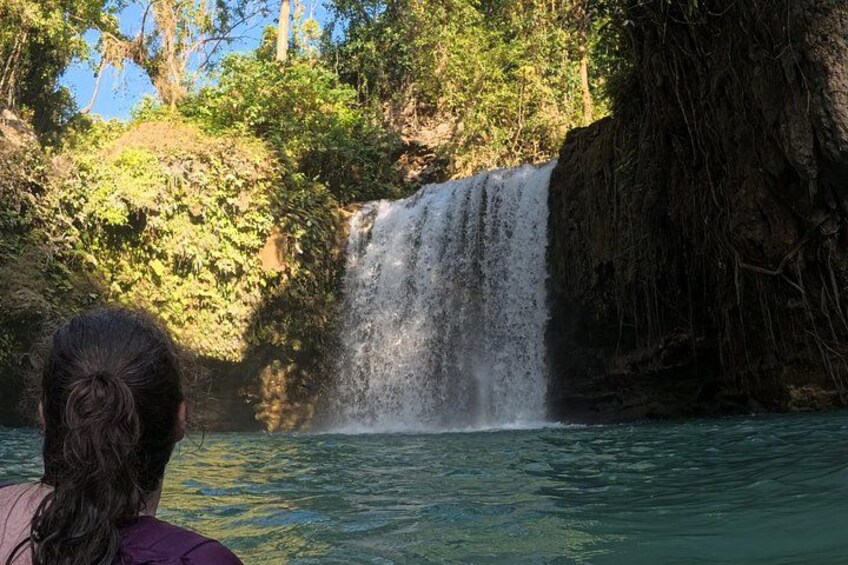 Une cascade se jetant dans un plan d’eau, le tout étant entouré de verdure. 4