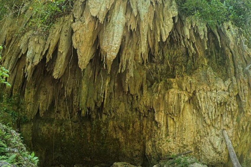 Une vaste grotte dont le plafond est orné de stalactites. 3