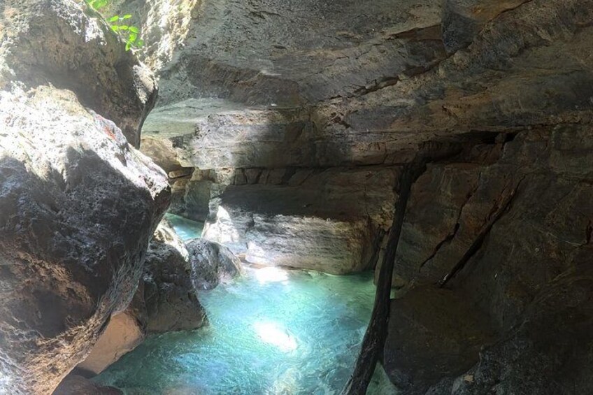 Une grotte naturelle avec de l’eau claire et des formations rocheuses. 2