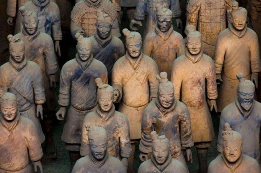 Terracotta soldiers in various poses, arranged in rows. 1