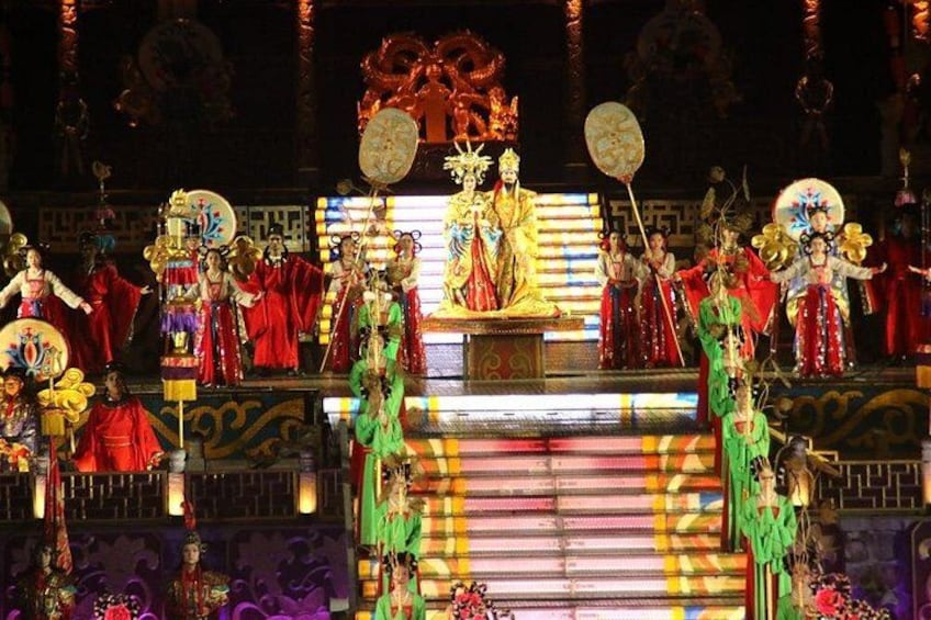 Een traditioneel Chinees opera optreden, met uitvoerende artiesten in uitbundige kostuums en maskers. 3
