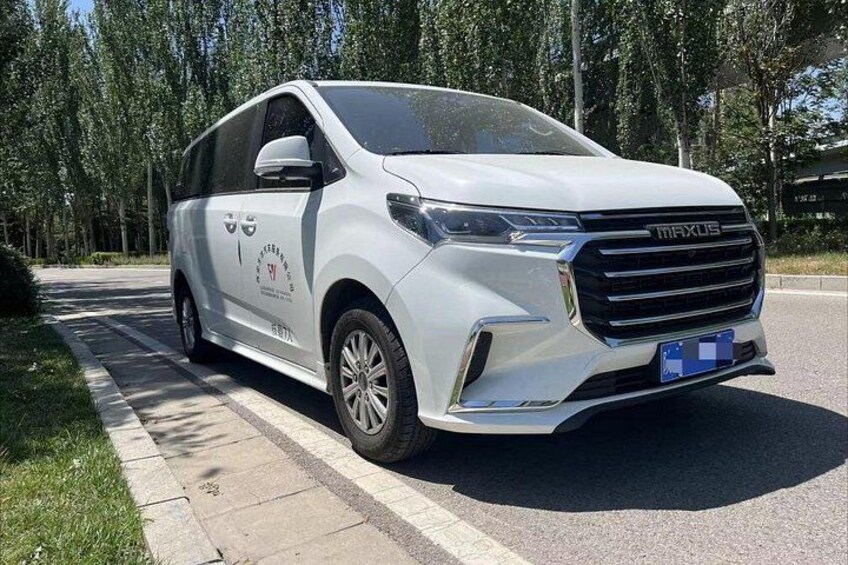 Un SUV blanco estacionado en una carretera, con árboles al fondo. 3