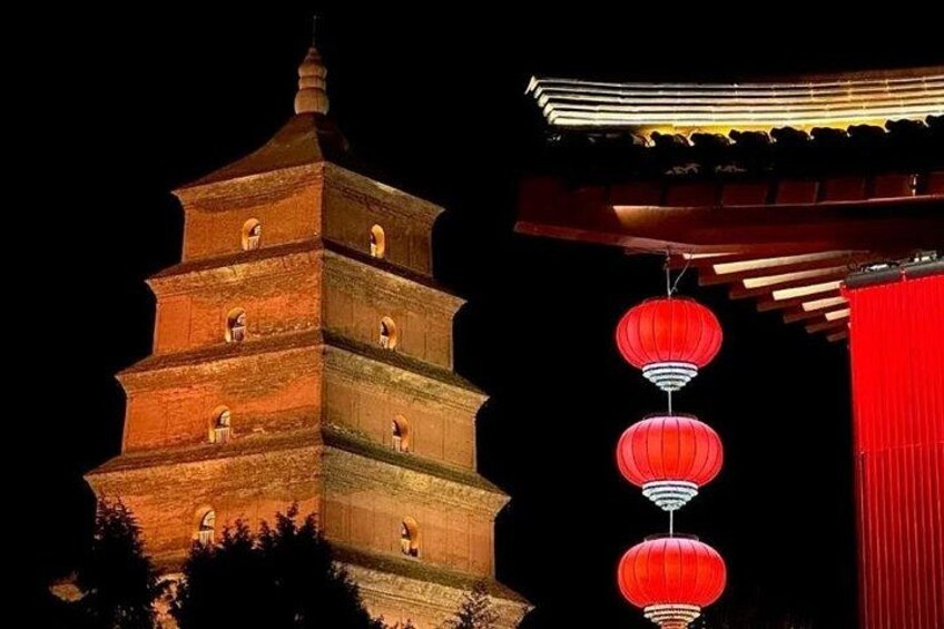Un pagodas de varios niveles con faroles rojos iluminados y arquitectura tradicional. 4