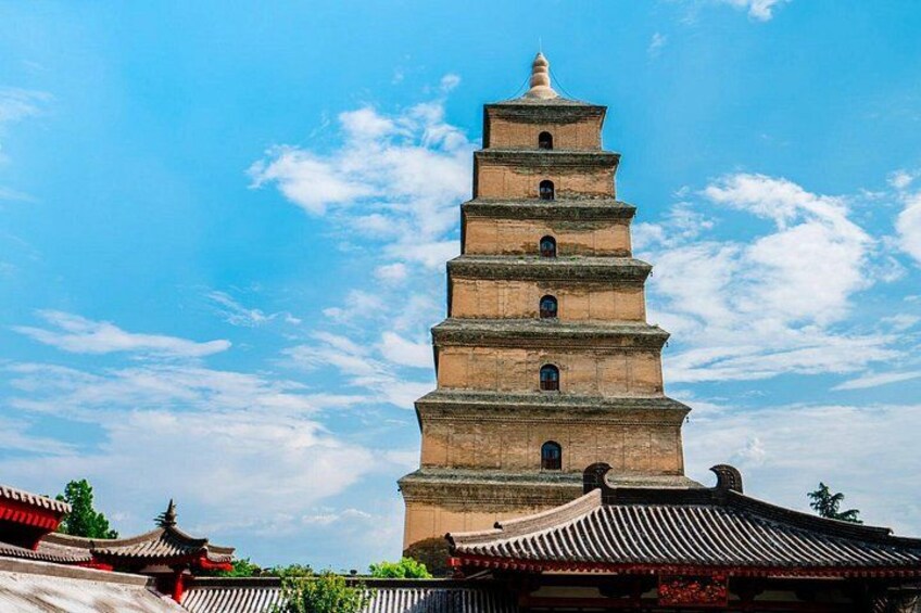 Ett pagodaliknande torn med flera våningar, byggt i traditionell kinesisk stil, som reser sig mot en klarblå himmel. 3