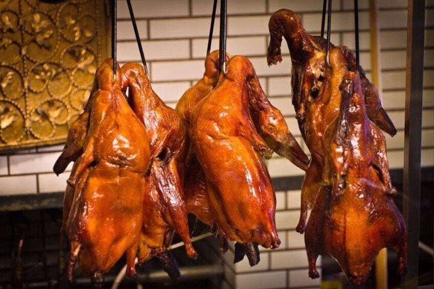 Pollo asado colgando en una cocina. 1