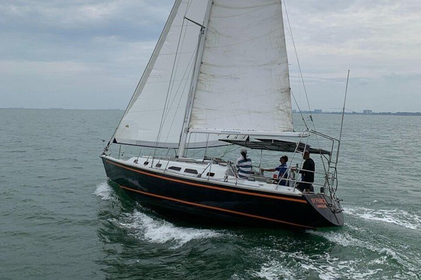 Un voilier à la voile blanche sur l’eau. 5