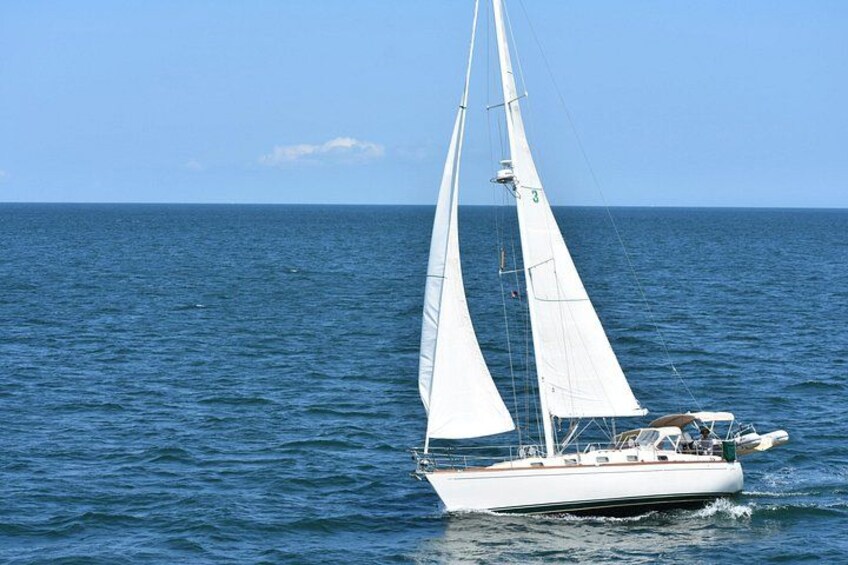 Un voilier aux voiles blanches sur l’océan. 1
