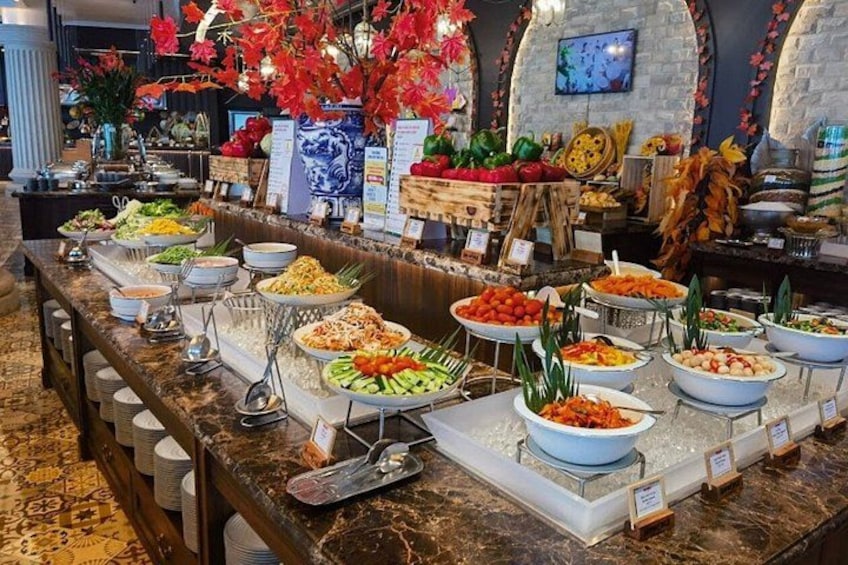 Un bufé con diversos alimentos y detalles decorativos. 3
