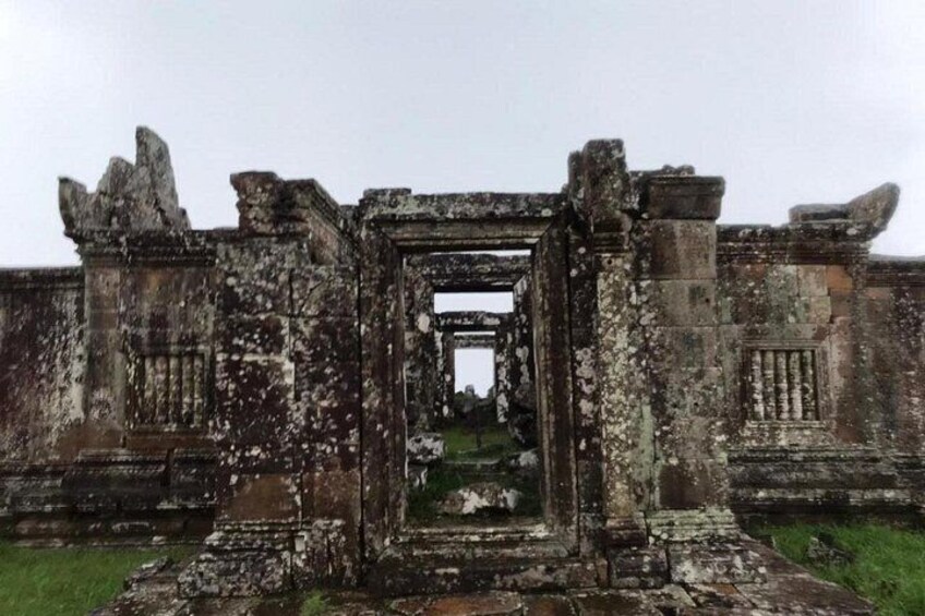 Een oud tempel met vervallen stenen muren en een centrale doorgang. 4