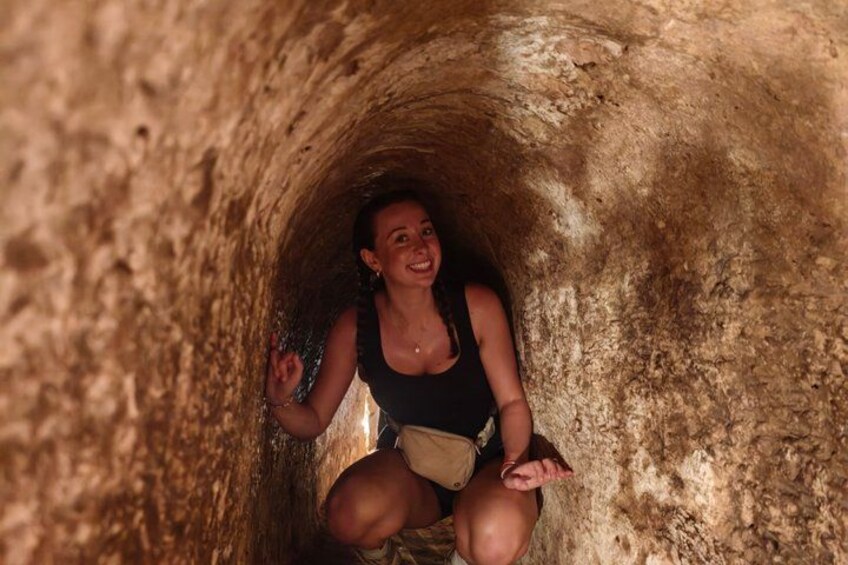 Una persona seduta all'interno di un tunnel stretto e roccioso. 3