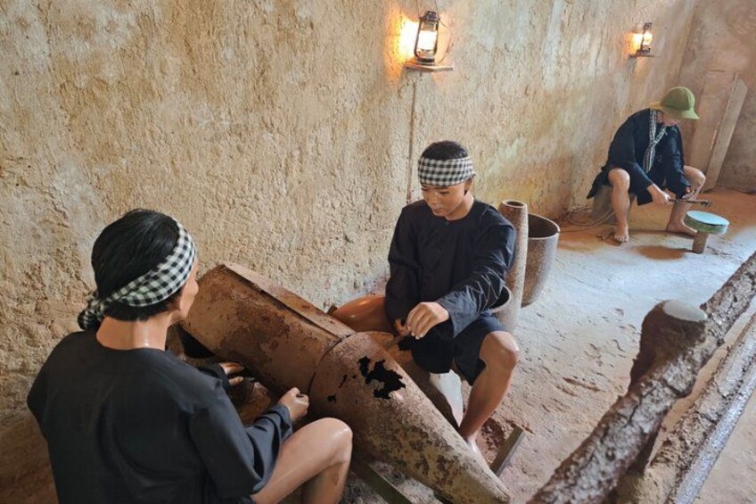 Tre persone in un ambiente rustico, impegnate in lavori manuali, forse legati alla lavorazione della ceramica o della pietra. 2