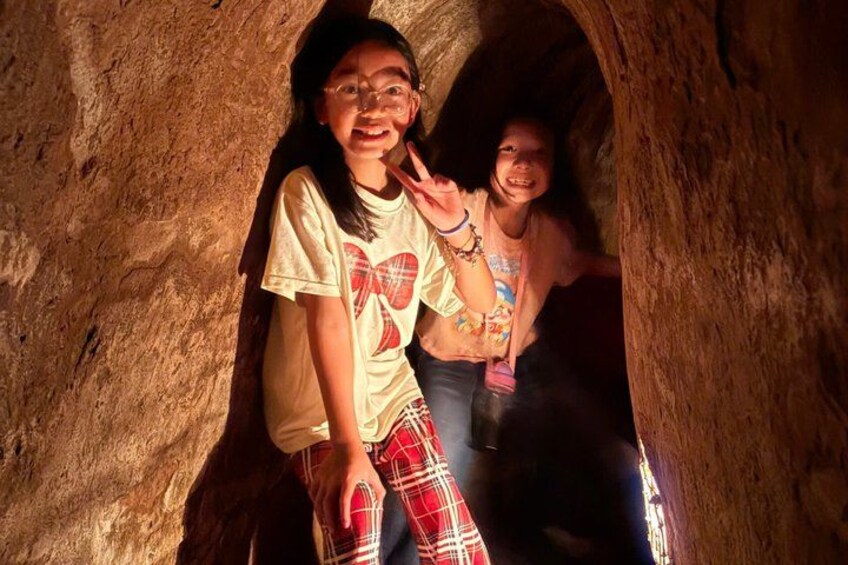 Due persone all'interno di una grotta con pareti rocciose. 4