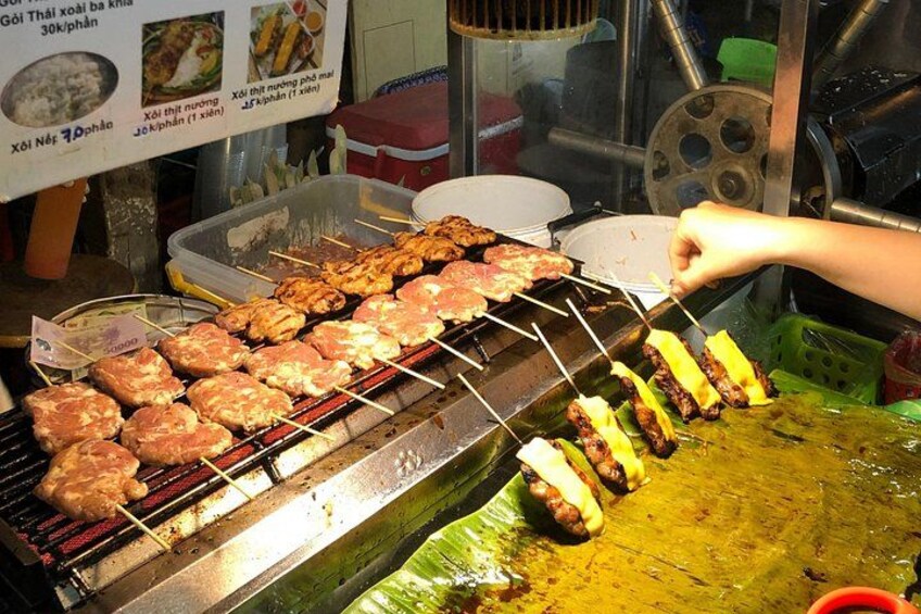 En matstånd där man grillar kött- och grönsaksspett. 5