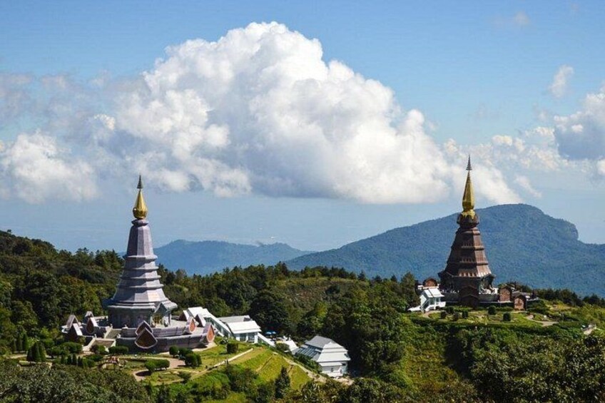 Dos pagodas, un complejo de templos y un paisaje montañoso. 1
