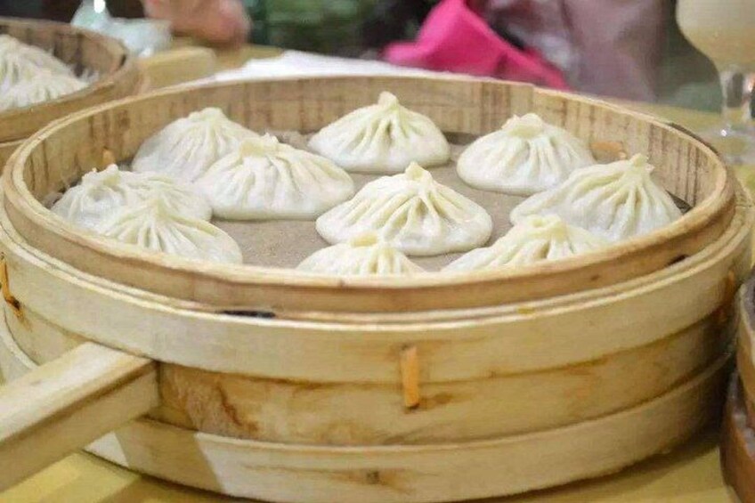 Una vaporera de bambú con dumplings. 3