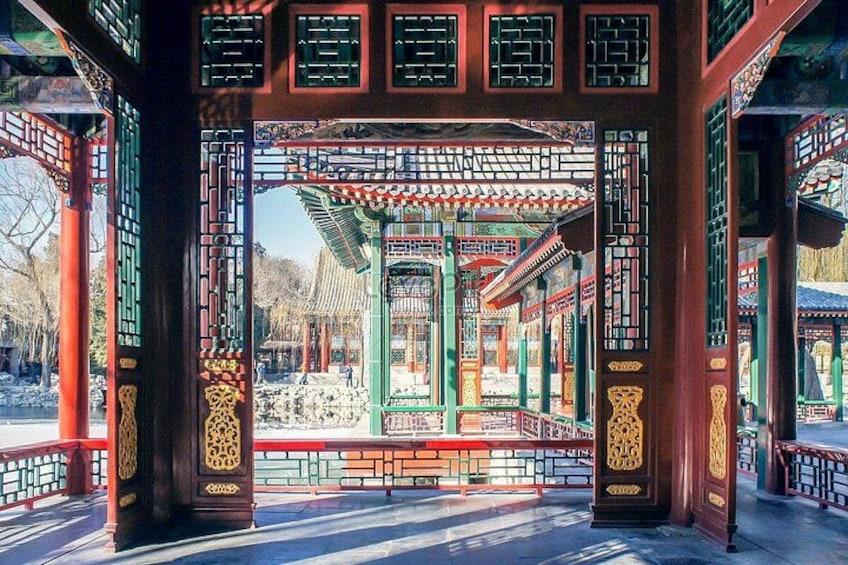 Een traditioneel Chinees paviljoen met gedetailleerd spijlenwerk en rode accenten. 2