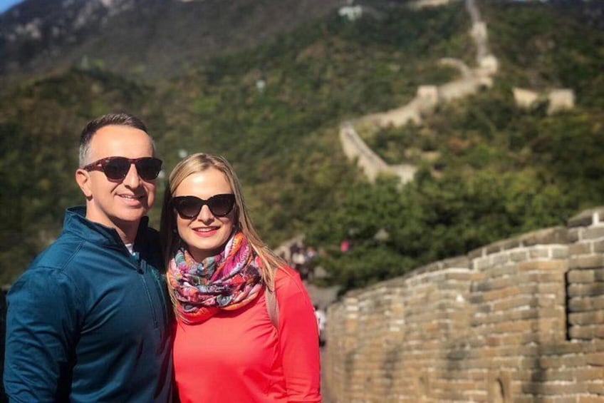 Una pareja parada frente a la Gran Muralla China. 4