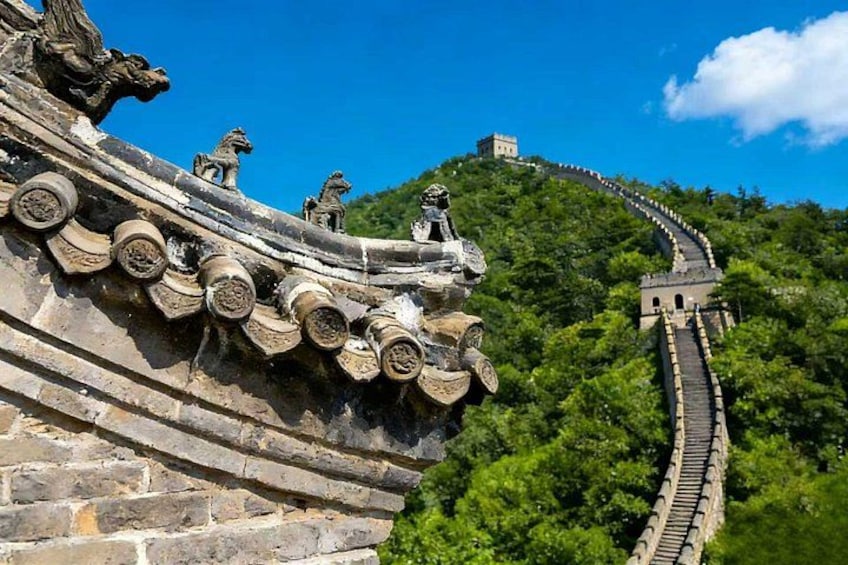 Un tramo de la Gran Muralla China con arquitectura tradicional china y abundante vegetación. 3