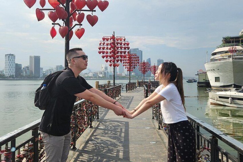 LOVELY PILGRIMS to MARBLE MOUNTAIN & DRAGON BRIDGE & LADY BUDDHA 3