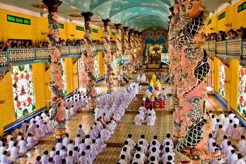 Caodaists Pray 1