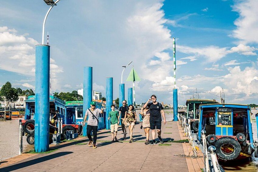 Een voetpad met blauwe pilaren, een tram en een hond. 2