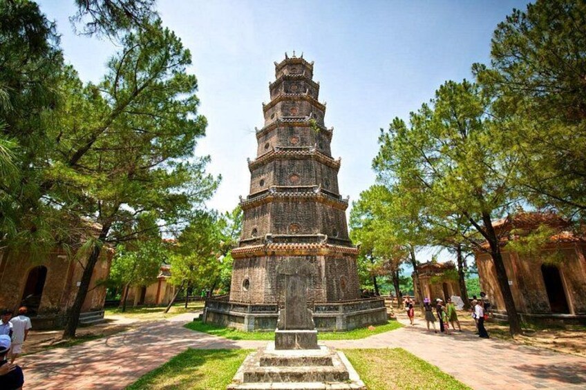 Una pagoda de varios niveles rodeada de árboles y senderos. 2