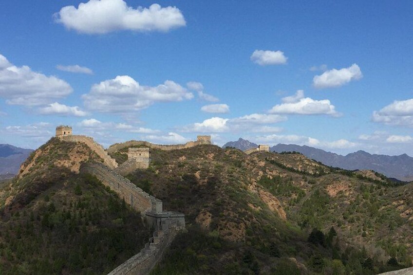 De Chinese Muur kronkelend door bergachtig gebied. 3