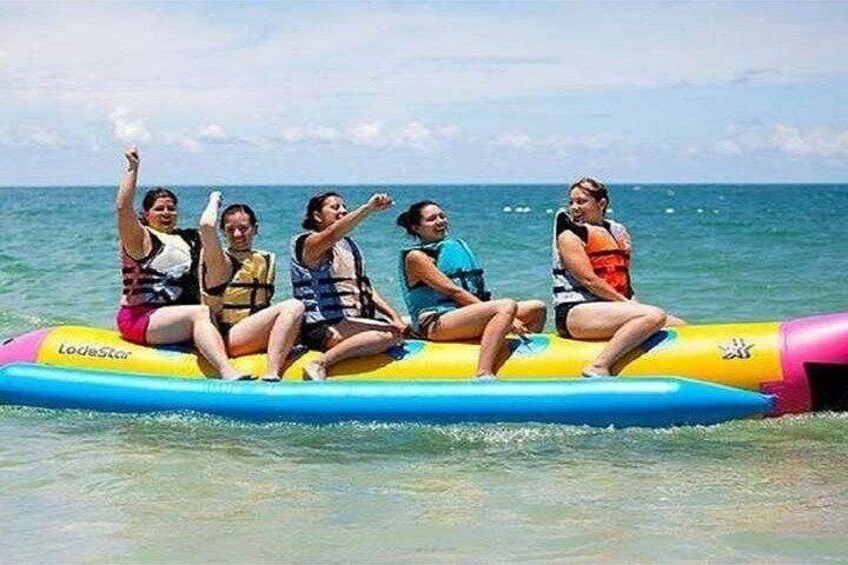 Eine Gruppe von Menschen auf einer bunten Luftinsel im Meer. 2