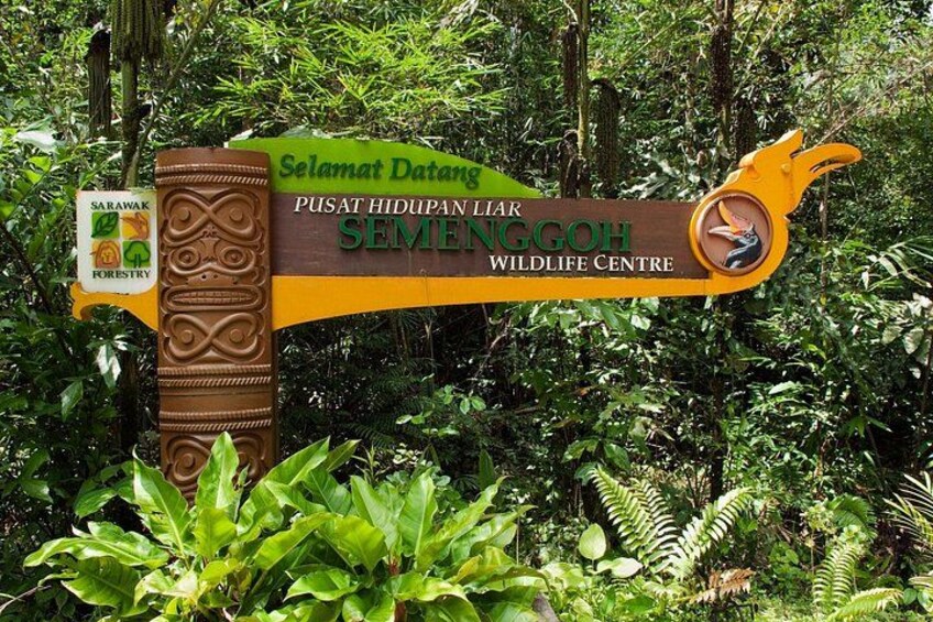 A sign for Selamat Datang Pusat Hidupan Liar Wildlife Centre surrounded by dense greenery. 1