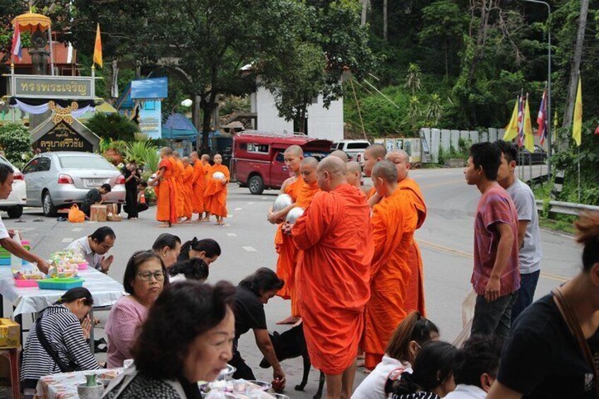 Chiang Mai: Morning Alms, Doi Suthep, Mon Jam, Long Neck & More 1