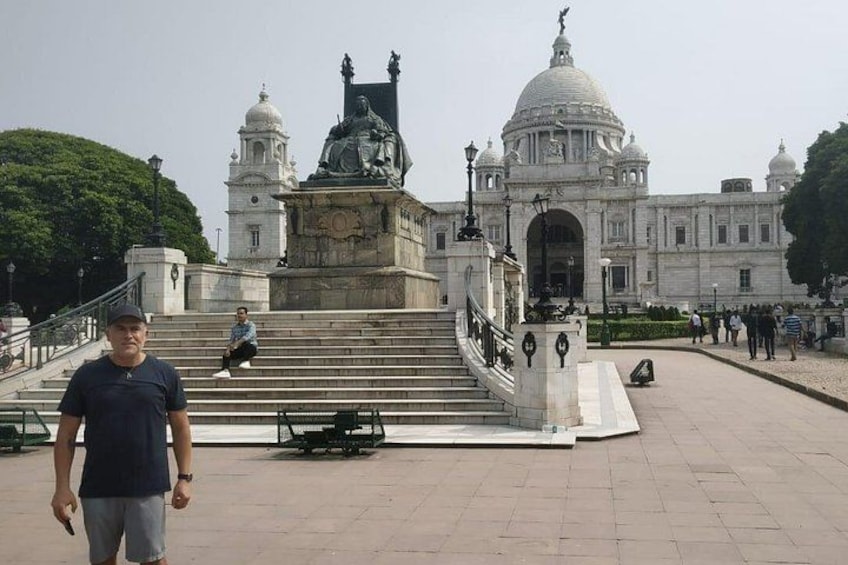 Un homme se tient devant un imposant bâtiment doté d’un grand dôme et d’un escalier menant à l’entrée. 3