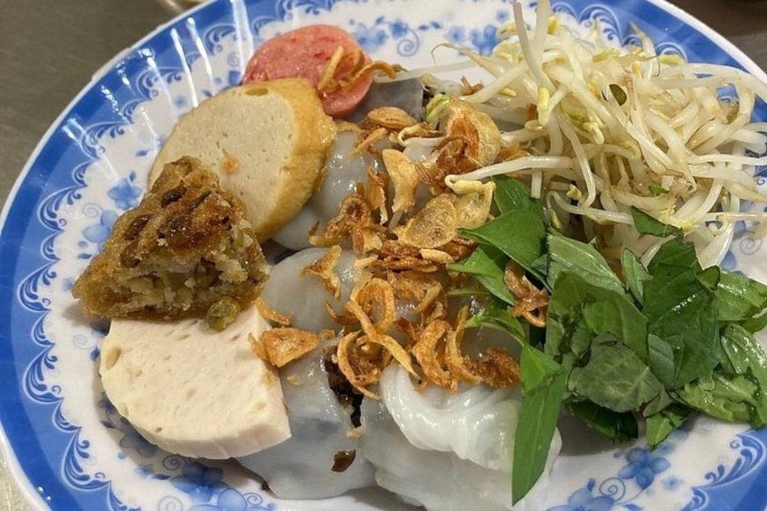 Super Niche Walking Street Food Tour in Ho Chi Minh City 2