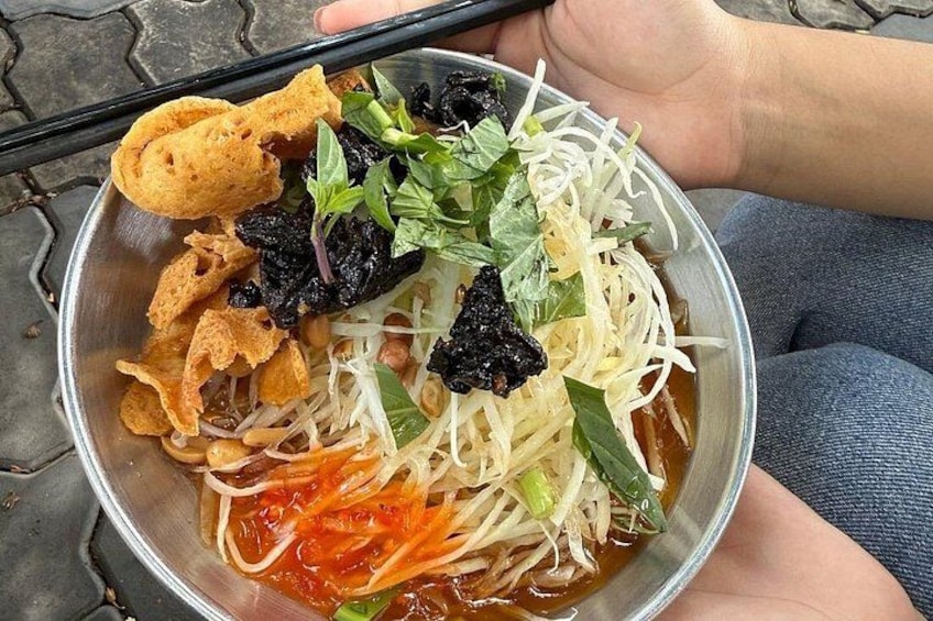 Eine Schüssel Nudelsuppe mit verschiedenen Belägen. 3