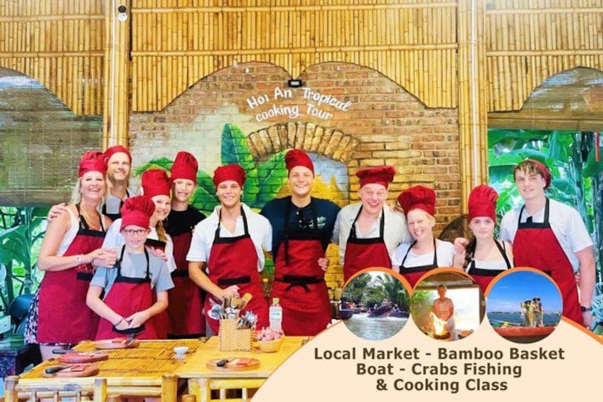Een groep mensen in rode schorten en koksmutsen poseert voor een decor met een tropisch thema, inclusief een mand van bamboe en een boot. 1
