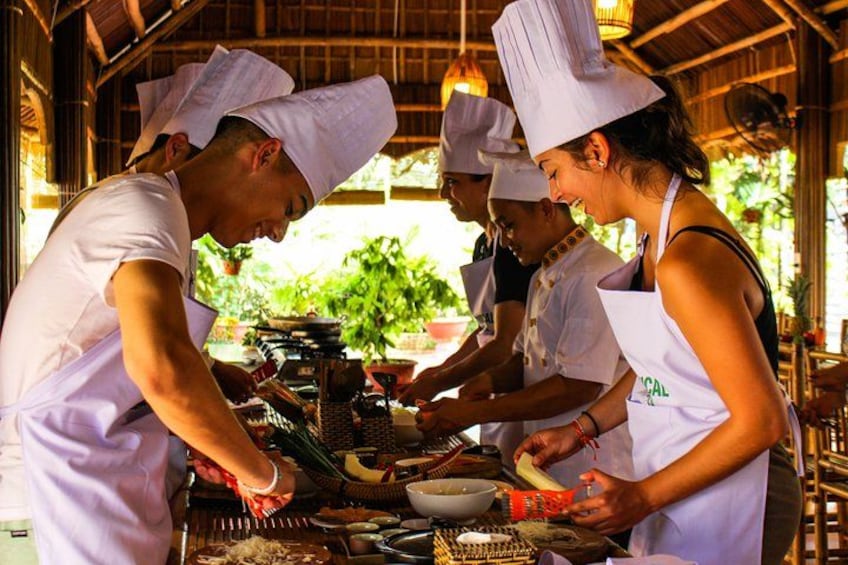 Des chefs préparent des plats dans une cuisine au décor rustique. 4