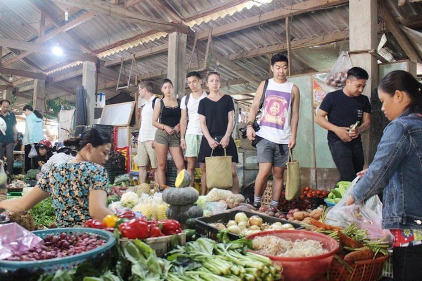 Een markt met diverse groenten en fruit. 4