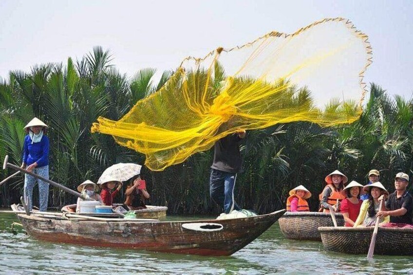 Learn how to catch fish by throwing fishing-net 3