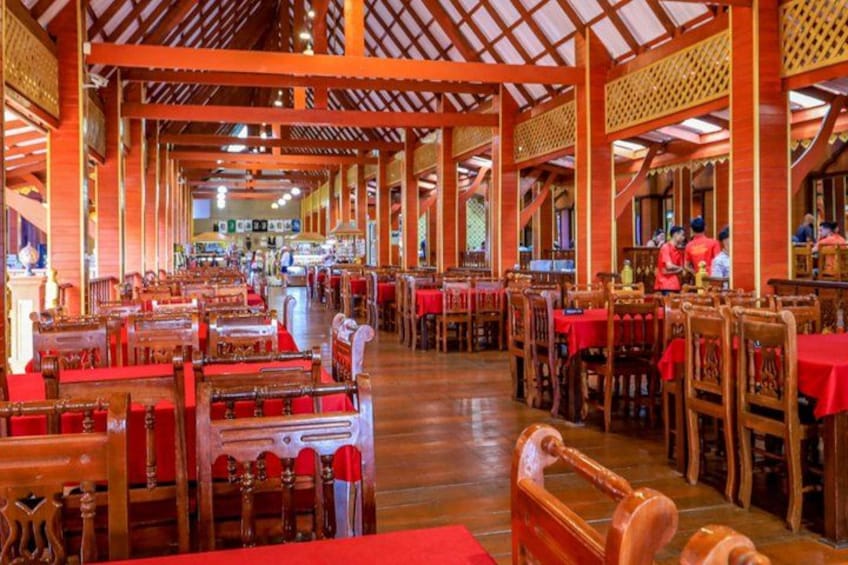 Il s’agit d’une structure traditionnelle en bois, avec des nappes et des chaises rouges, qui ressemble probablement à un restaurant ou à une salle à manger. 2