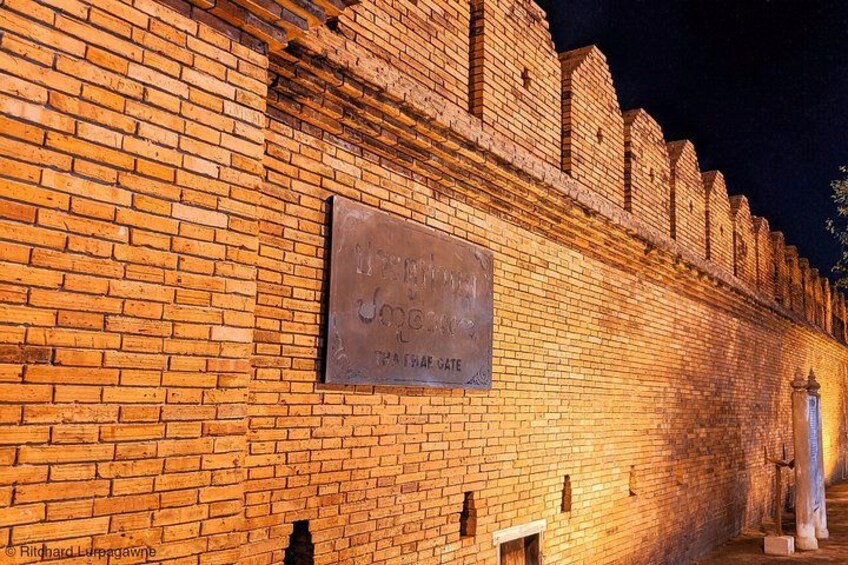 Un muro de ladrillo con una placa que reza 'Jaffa Gate' y una estructura de ladrillo con techo puntiagudo. 5