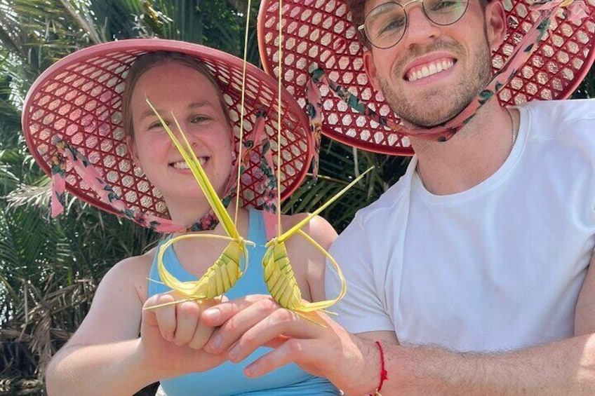 Deux personnes portant des lunettes de soleil jaunes et des chapeaux rouges à motifs. 5
