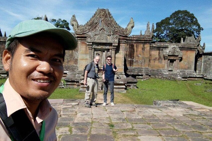 Ein historischer Tempel mit aufwendigen Schnitzereien und einem steinbelagten Pfad. 3