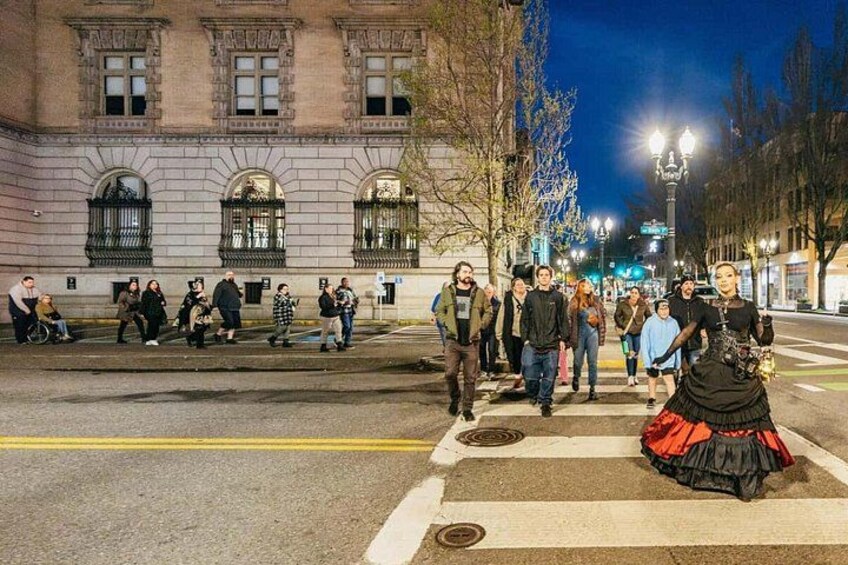 Un groupe de personnes marchant dans une rue de la ville, de nuit. 4