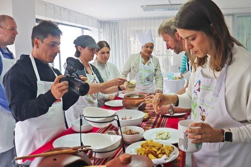 Un groupe de personnes servant des plats à une table, avec des bols et des assiettes. 1