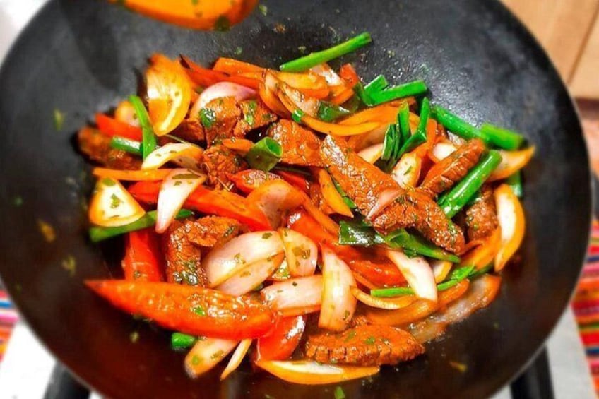 Roerbakgerecht met groenten en vlees in een wok. 1