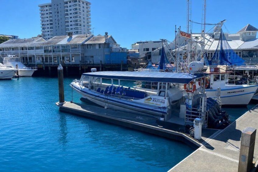 Un ferry amarrado a un muelle bajo un cielo azul despejado. 2