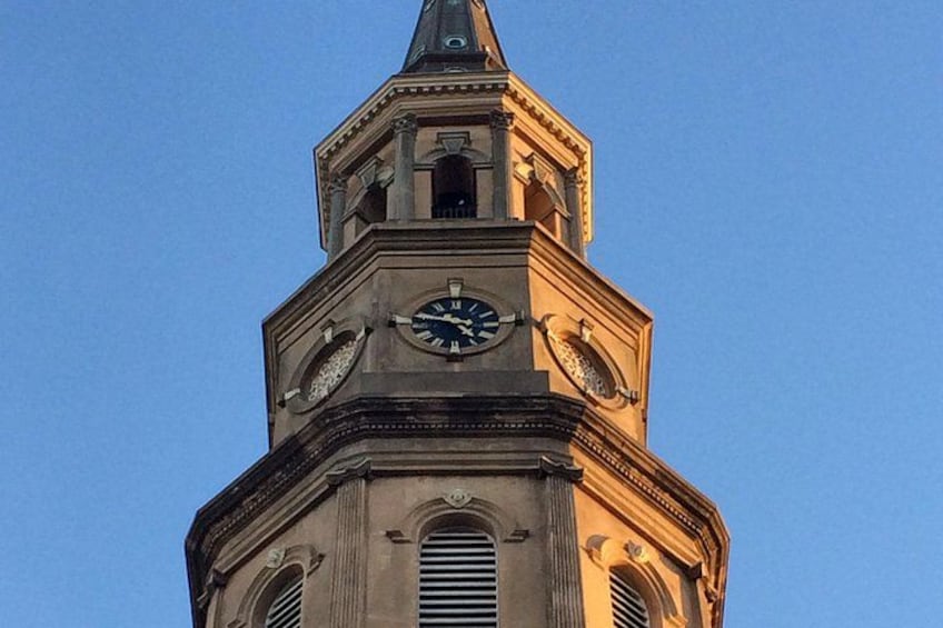 Een klokkentoren met een heldere lucht op de achtergrond. 5