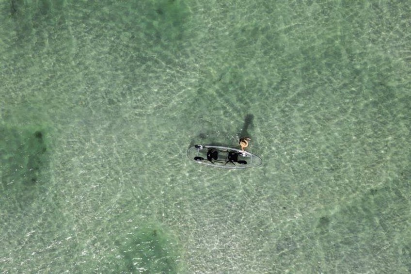 Eine Person paddelt mit einem Kajak auf ruhigem Wasser. 3