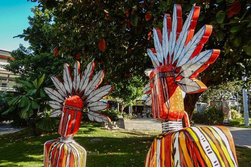 Twee kleurrijke sculpturen met veerachtige structuren en strepen. 3
