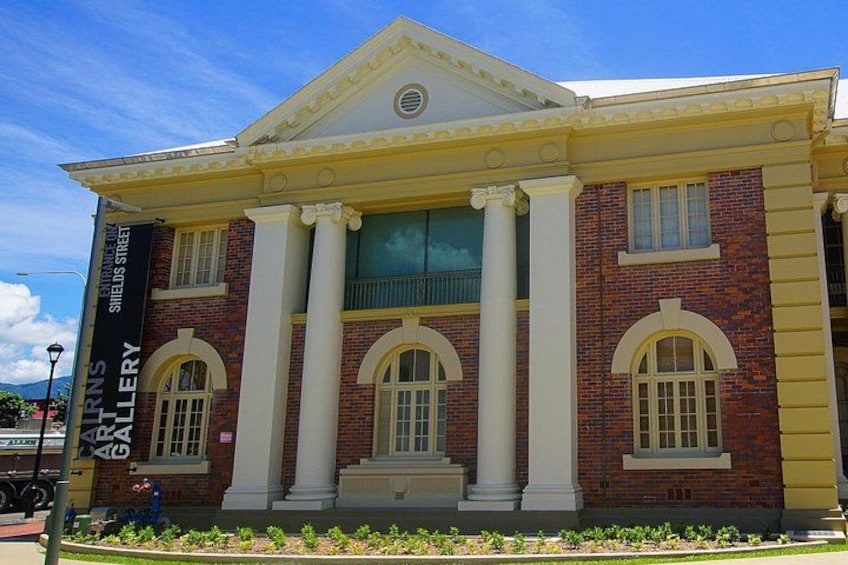 Een gebouw in klassieke architectuur, met zuilen en rondboogvensters. 5