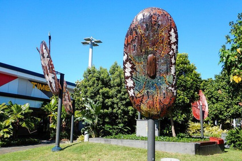 Een beeldentuin met abstracte metalen sculpturen en een Time Warner gebouw op de achtergrond. 4